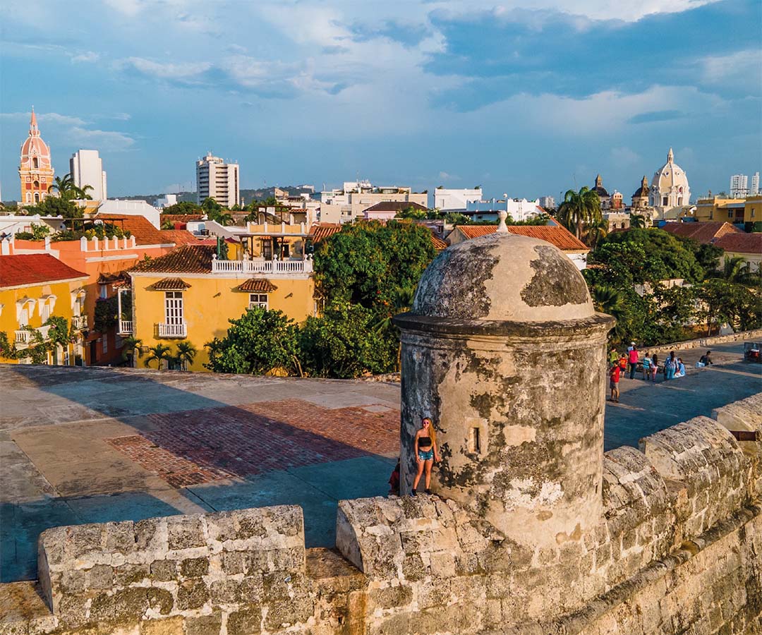 Vista de las murallas de Cartagena, Colombia, con edificios coloniales.