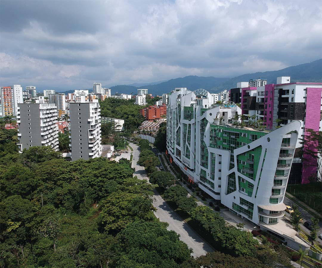 Vista aérea de una moderna zona residencial en el Quindío, rodeada de naturaleza y arquitectura contemporánea.