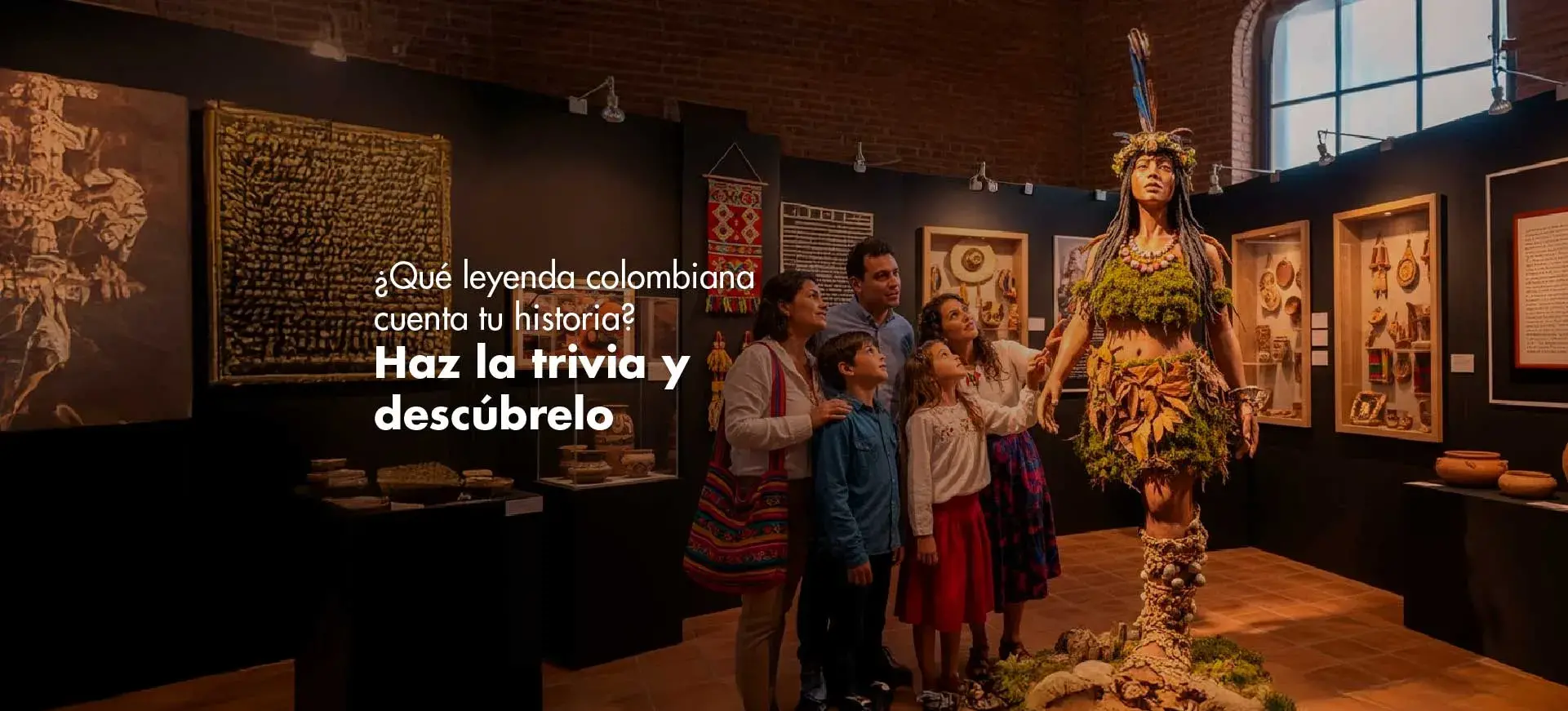 Familia mirando la estatua de una figura mitológica con vestimenta vegetal en un museo oscuro.