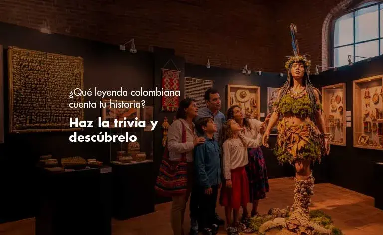 Familia mirando la estatua de una figura mitológica con vestimenta vegetal en un museo oscuro.