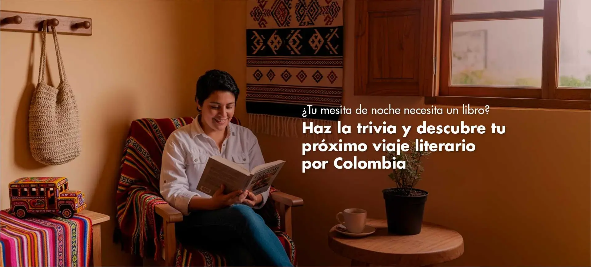 Mujer leyendo un libro en un sillón con decoración artesanal.