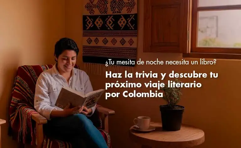 Mujer leyendo un libro en un sillón con decoración artesanal.
