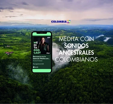 Celular invitando a escuchar el podcast de sonidos ancestrales colombianos