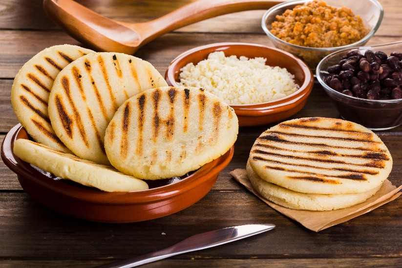 Arepas colombianas en medio de comida.