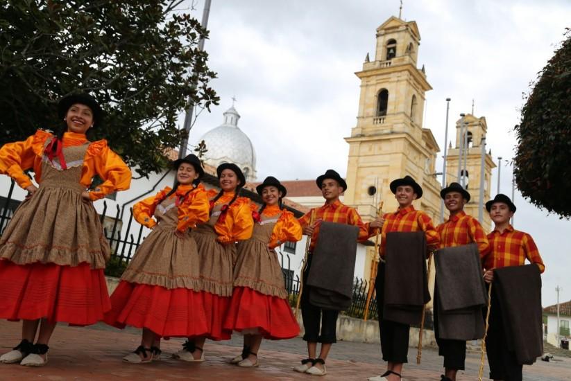 Bailarines música carranguera