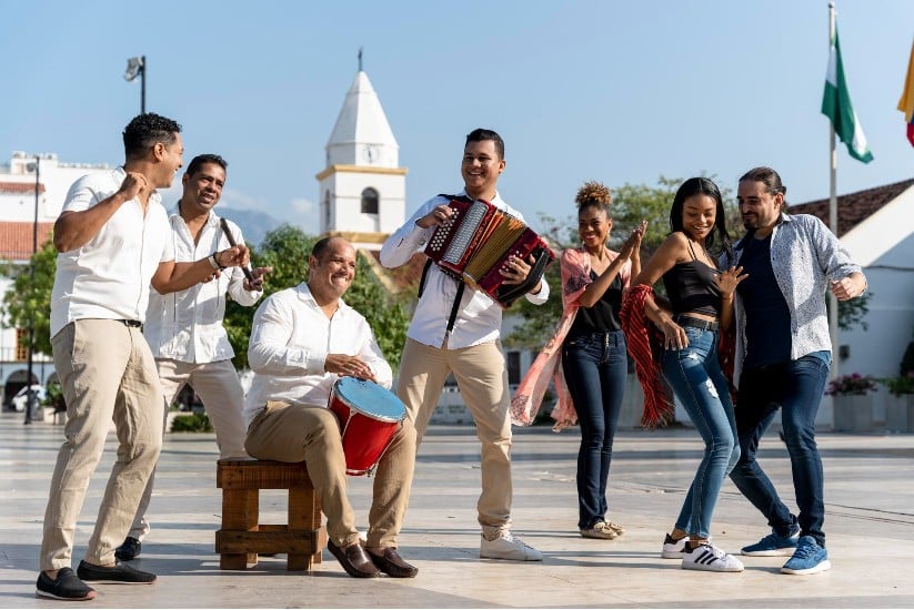 Grupo de personas cantando y bailando en Colombia