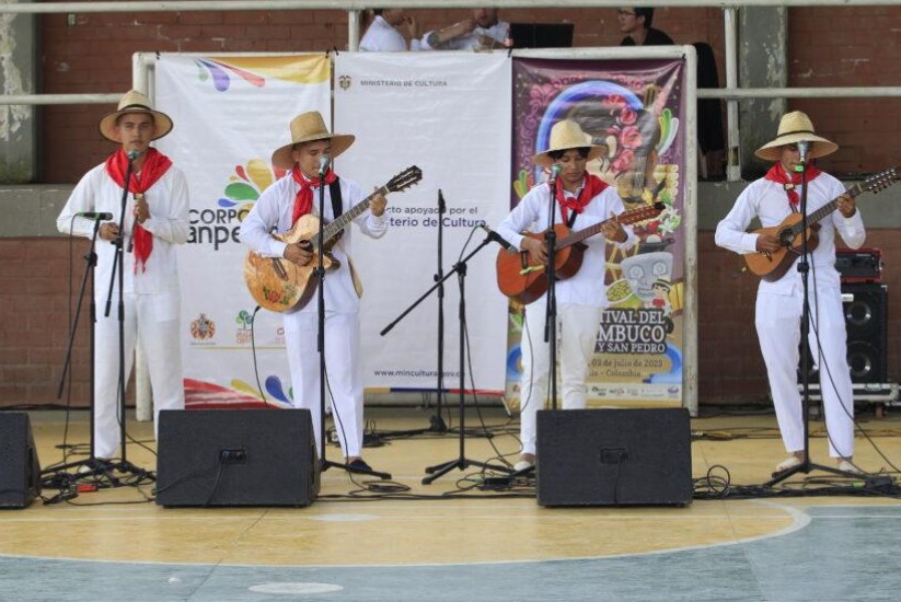 Grupo musical tocando bambuco