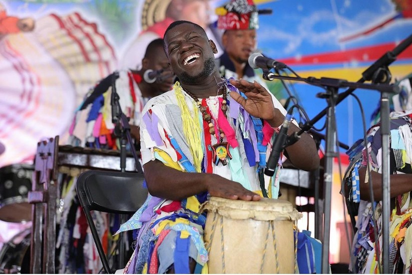 Hombre del Pacífico tocando en el Petronio