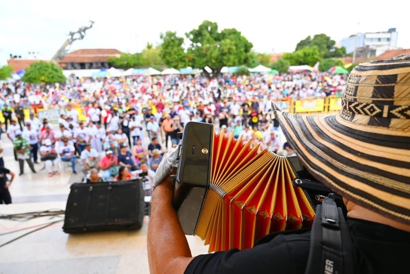 Hombre tocando acordeón en Festival de la Leyenda Vallenata