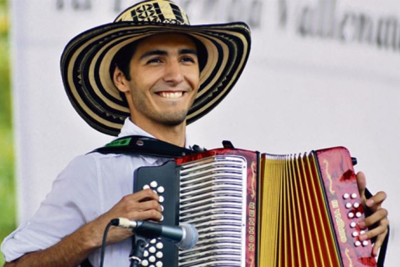 Hombre tocando acordeón