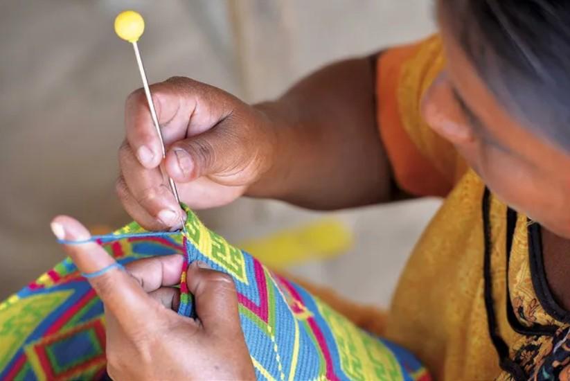 Wayúu woman weaving