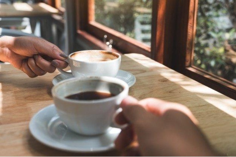 Persona tomando una taza de café