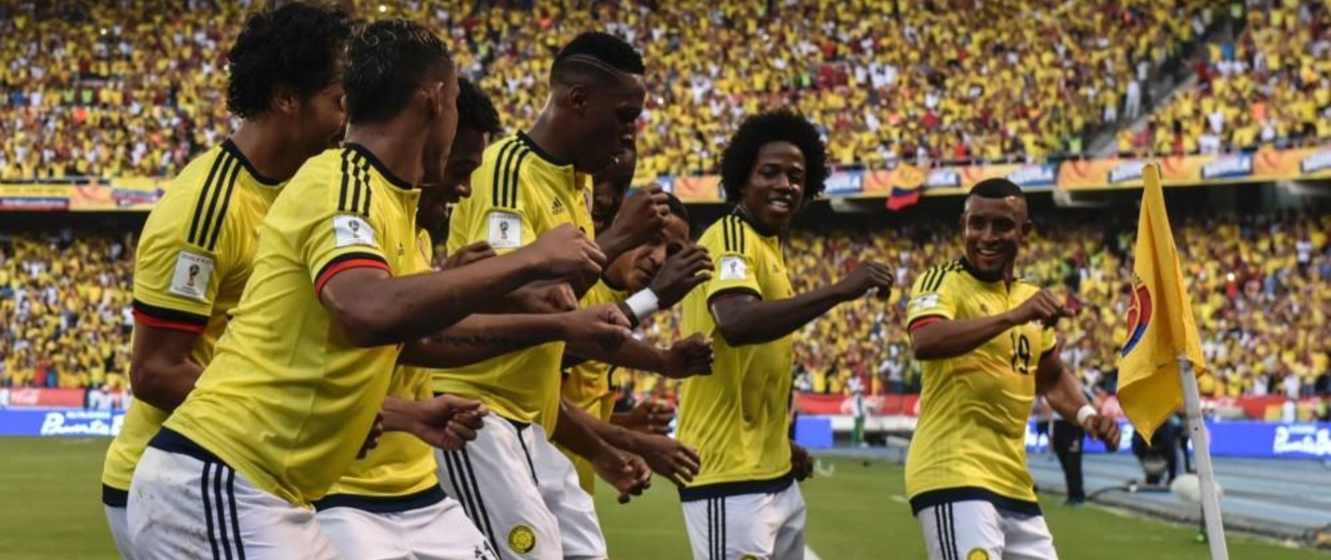Selección Colombia celebrando un gol bailando