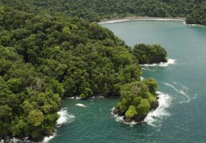Costa cerca de Nuqui en Chocó, Colombia