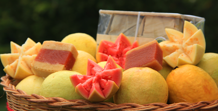 El bocadillo veleño, uno de los productos colombianos que cuenta con el sello de Denominación de Origen – Bocadillo veleño y guayaba servido en una canasta | Marca País Colombia