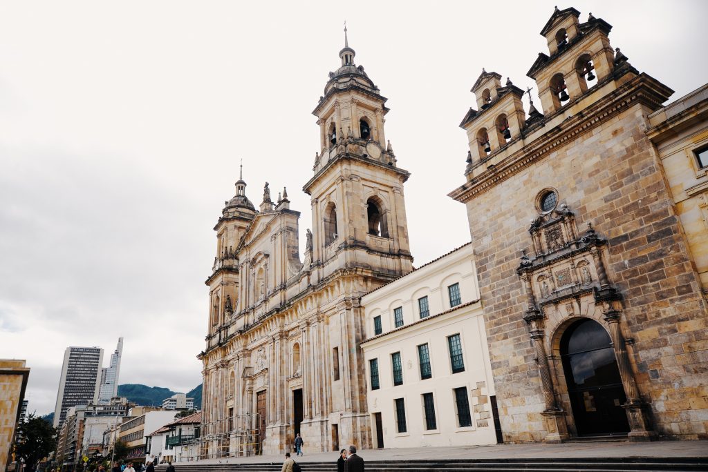 ciudades de Colombia, apelativo, apodos de ciudades, La Ciudad Blanca, La Sucursal del Cielo, pueblos de Colombia, Ciudad de las Flores, nombres de ciudades de Colombia, altiplano cundiboyacense, Corralito de Piedra, Sultana del Valle, ciudad heroica, La Ciudad de las Puertas Abiertas, destinos de Colombia, La Ciudad de la Luna, La Puerta de Oro de Colombia, sobrenombres de ciudades, Capital Ganadera de Colombia, Bogotá, Chía, Tocancipá, Zipaquirá, Villeta, Honda, Medellín, Cali, Buga, Palmira, Jamundí, Armenia, Manizales, Cartagena, Cúcuta, Pereira, Montería, Riosucio, Quibdó, Sincelejo, Túquerres, Santa Marta, Barranquilla, Santa Cruz de Mompox, Valledupar, Ibagué, Villavicencio, Neiva, Barrancabermeja, Santa Rosa de Cabal, Santa Fé de Antioquia, Tunja, Sogamoso, Florencia, Leticia, Pamplona, Ipiales, Pasto, Nariño, Bucaramanga, Santander.