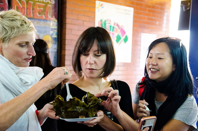 extranjeros comen tamal colombiano, el país más acogedor del mundo