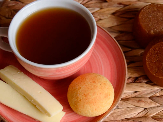 Aguapanela con queso, comida colombiana