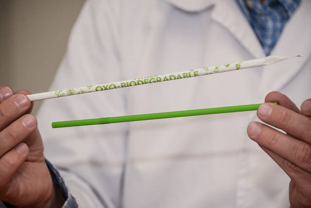 fotografia de una persona tomando en sus manos un pitillo Oxobiodegradable, emprendimiento colombiano, productos eco friendly, Pitillos Oxobiodegradables 