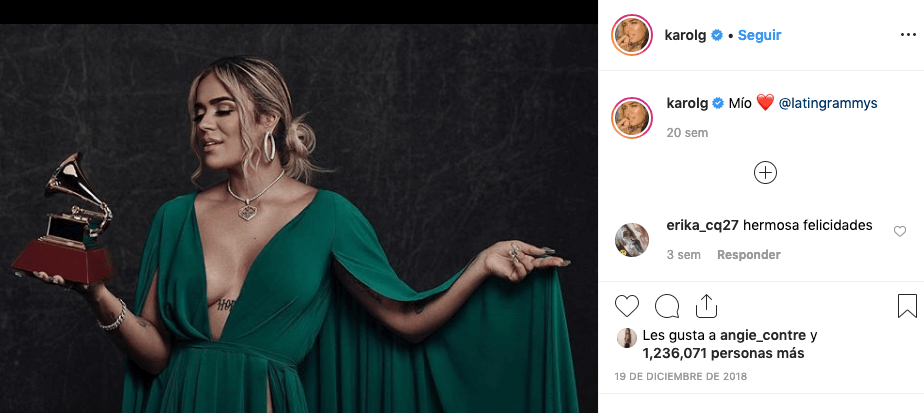 Karol G posando con un grammy en la mano y un vestido verde, cantante colombiana, paisa, Medellín, Reggaetón, música urbana