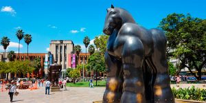 Medellín, un destino ideal para un nómada digital - Escultura en la Plaza de Botero en Medellín | Marca País Colombia