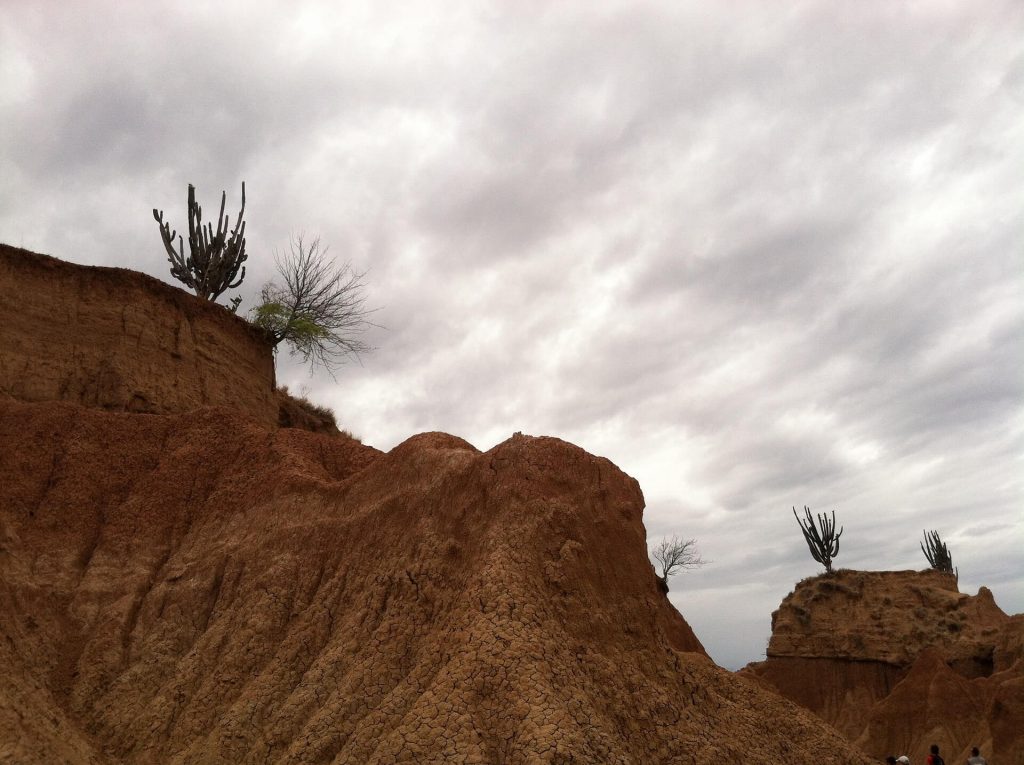 Montañas en el desierto de la Tatacoa, desierto, turismo Colombia, observatorio de estrellas en Colombia, viajar por Colombia 
