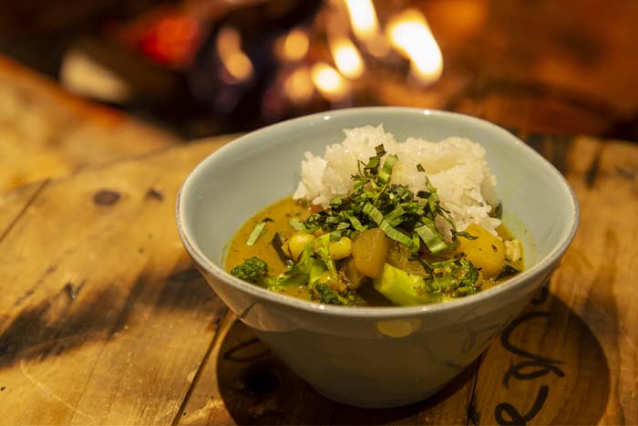 Curry criollo vegetariano, acompañado de arroz blanco, el plato fuerte de las cenas clandestinas en Garden Flat