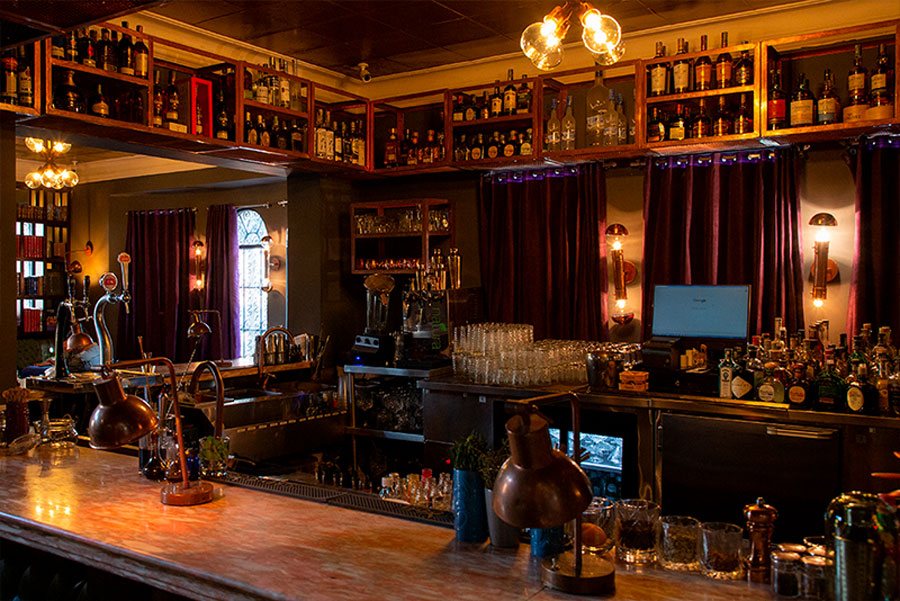 Restaurante y bar Llorente en el barrio de estilo de inglés de Bogotá | Marca País Colombia