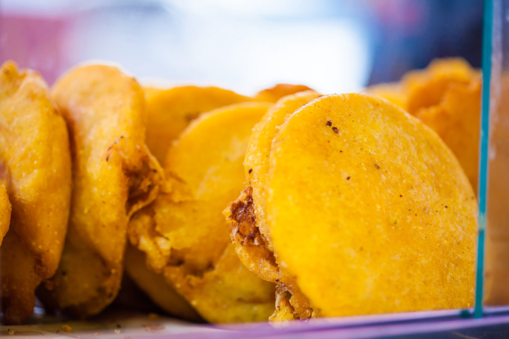 Preparar arepas de huevo en cuarentena – Preparar comida colombiana es una de las actividades para hacer en cuarentena | Marca País Colombia 