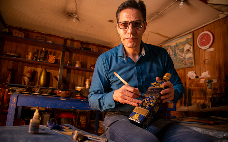 Una edición limitada de Blue Label whiskey hecha por artistas colombianos de Pasto | Marca País Colombia