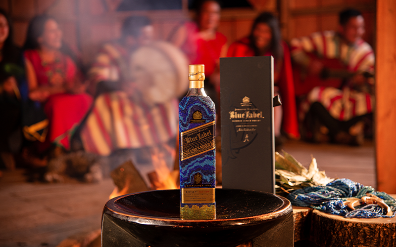 Una edición limitada de Blue Label whiskey inspirada en el Océano Atlántico y el arte colombiano | Marca País Colombia