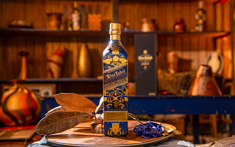 Una edición limitada de Blue Label whiskey inspirada en el Lago Guatavita y el arte colombiano | Marca País Colombia