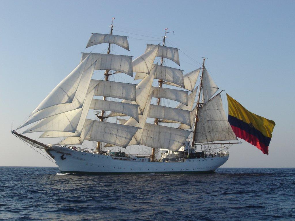 Buque Gloria izando la bandera de Colombia 