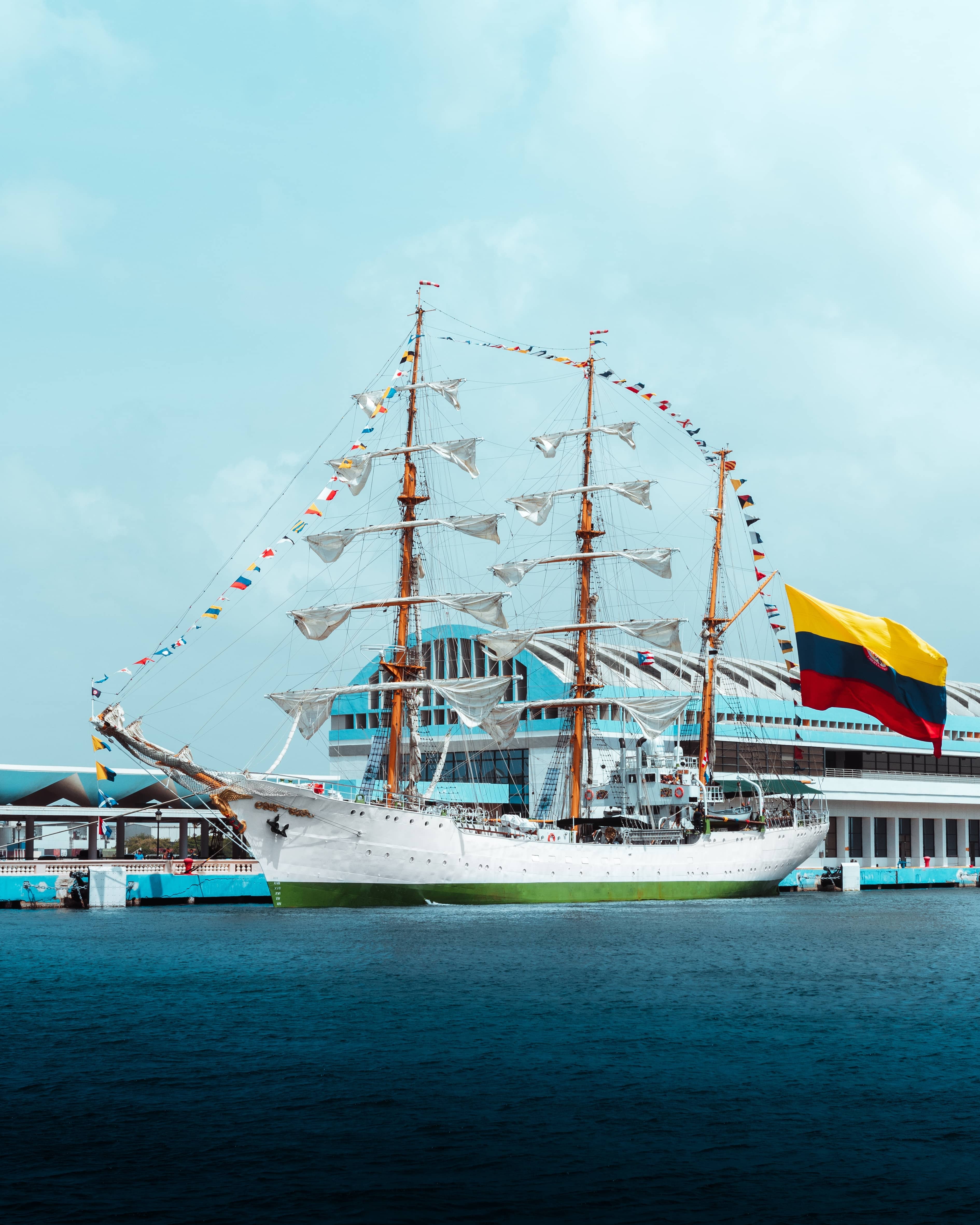 Buque Gloria en el muelle de San Juan, en Costa Rica.