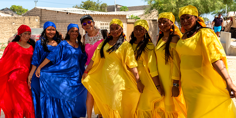 Fotografía de mujeres Wayuu en Riohacha vestidas con colores de la bandera de colombia, Colombia megadiverso