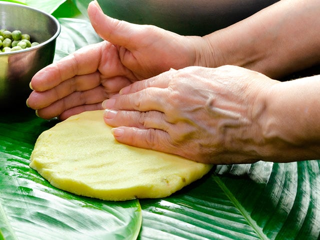 Mujer indígena cocinando.