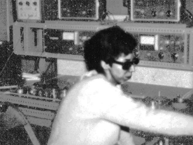 Jacqueline Nova en el Laboratorio de Música Electrónica del Centro Latinoamericano de Altos Estudios Musicales (CLAEM), en Buenos Aires. Año 1967 o 1968. Foto cortesía de Ana María Romano G. y el Blaffer Art Museum.