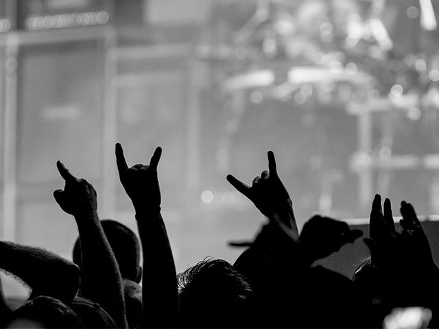 Jóvenes en concierto de black metal.