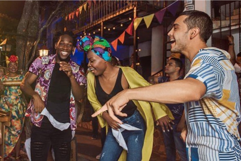 Jóvenes disfrutando de una fiesta colombiana