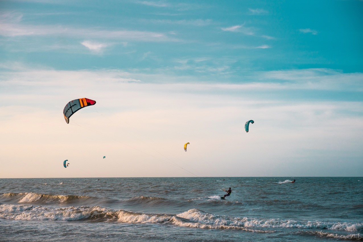 Deportistas practicando kitesurf en Salinas del Rey. 