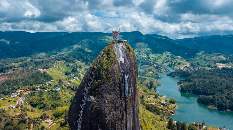 Piedra del Peñol. A su lado, se admira la represa. 