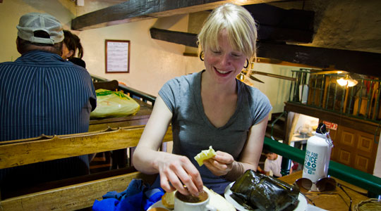 Chocolate and cheese, dunk cheese in chocolate, Colombian experiences, essential Colombian experiences