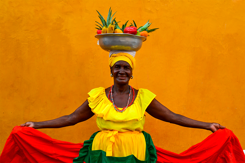 Le peuple colombien vous reçoit avec gentillesse et un gran enthousiasme - Une palenquera souriant à Carthagène des Indes | Marque Pays Colombie