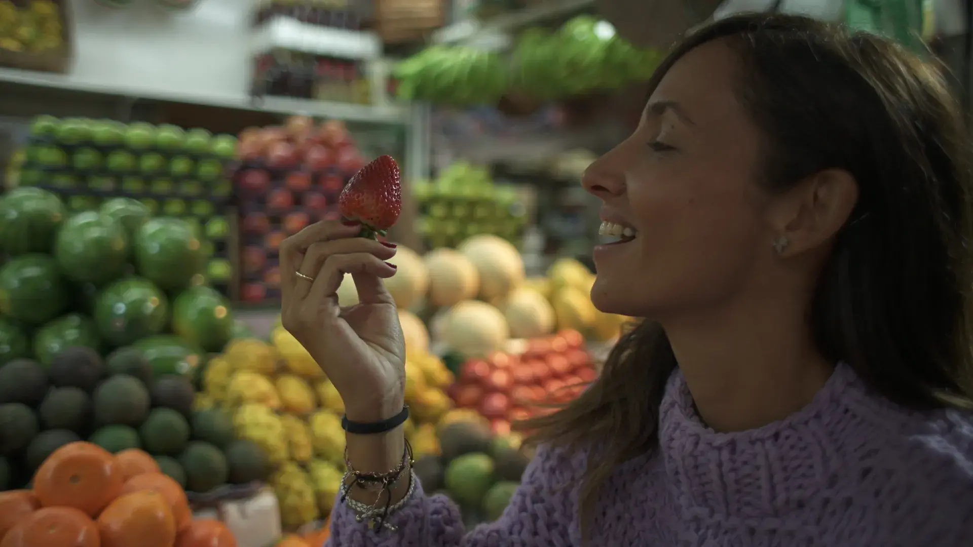 Silvia Rodríguez comiendo una fresa