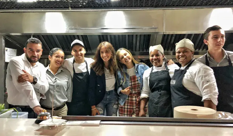Silvia Rodríguez con cocineros
