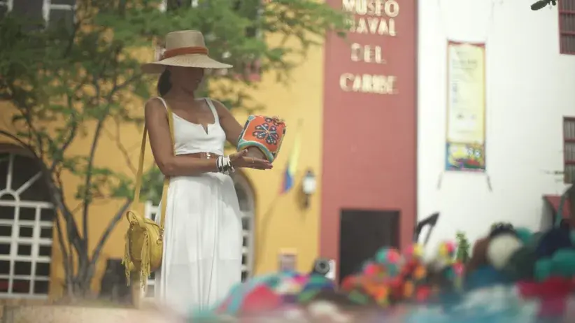 Silvia Rodríguez con una artesania colombiana