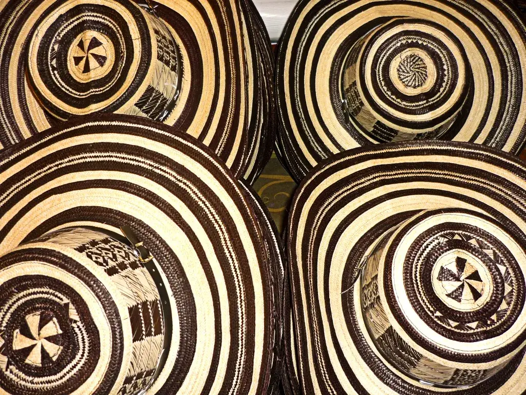 fotografía de la parte de arriba de cuatro sombreros vueltiados , artesnias, moda, prendas tradicionales colombianas, ropa colombiana