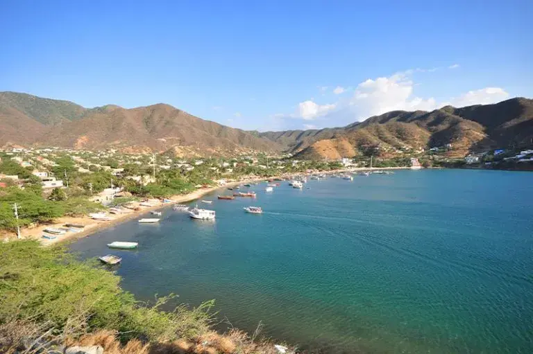 Taganga, una de las mejores bahías de Santa Marta, Colombia - Imagen panorámica de la bahía de Taganga de Santa Marta