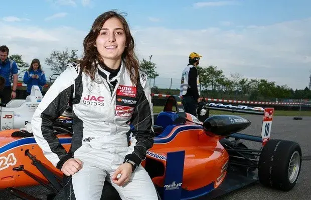 Fotografia de Tatiana calderon, piloto automovilismo Colombiano, formula 3, pilotos Colombia