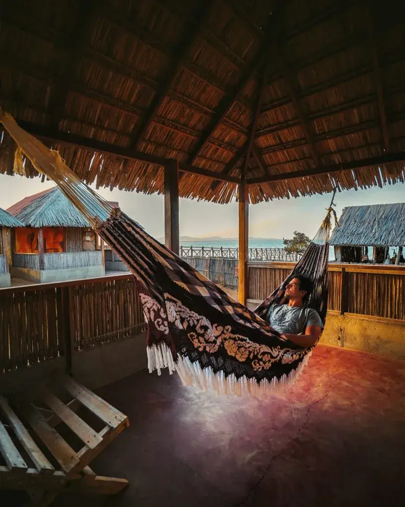 Alan por el Mundo en una hamaca en La Guajira, Colombia
